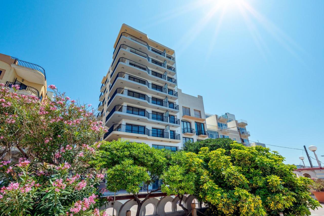 Islet Promenade Seafront Penthouse With Breathtaking Seaviews And Private Hot Tub On The Large Terrace By Getawaysmalta Apartment St. Paul's Bay Bagian luar foto
