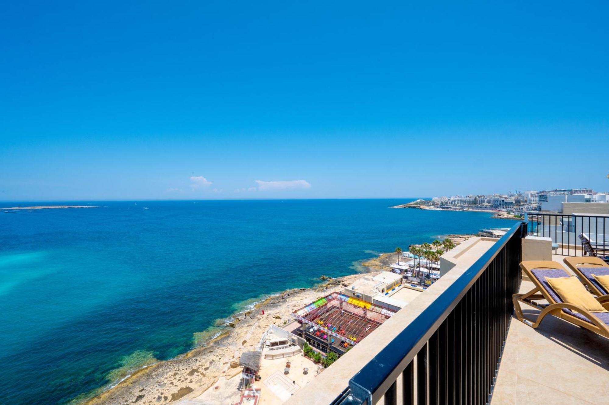 Islet Promenade Seafront Penthouse With Breathtaking Seaviews And Private Hot Tub On The Large Terrace By Getawaysmalta Apartment St. Paul's Bay Bagian luar foto