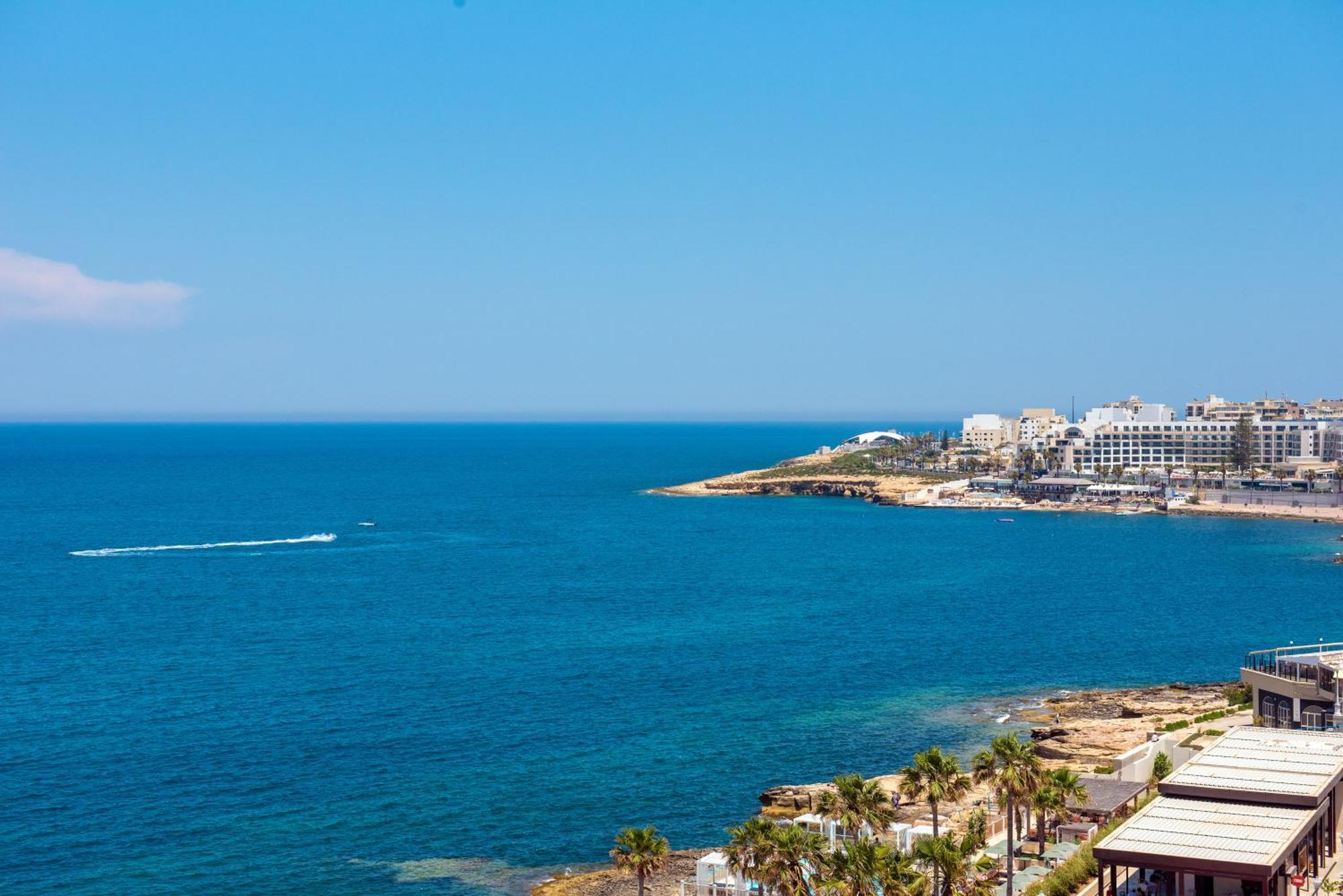 Islet Promenade Seafront Penthouse With Breathtaking Seaviews And Private Hot Tub On The Large Terrace By Getawaysmalta Apartment St. Paul's Bay Bagian luar foto