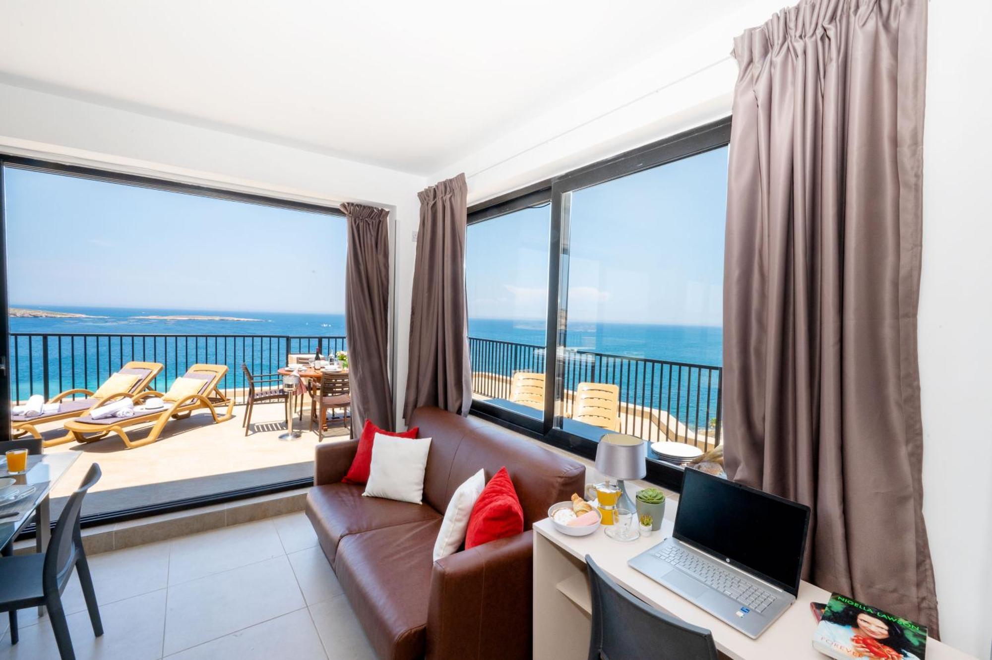 Islet Promenade Seafront Penthouse With Breathtaking Seaviews And Private Hot Tub On The Large Terrace By Getawaysmalta Apartment St. Paul's Bay Bagian luar foto