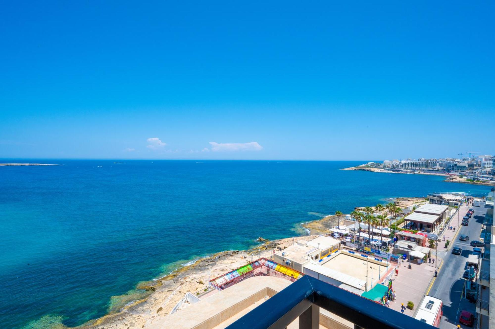 Islet Promenade Seafront Penthouse With Breathtaking Seaviews And Private Hot Tub On The Large Terrace By Getawaysmalta Apartment St. Paul's Bay Bagian luar foto