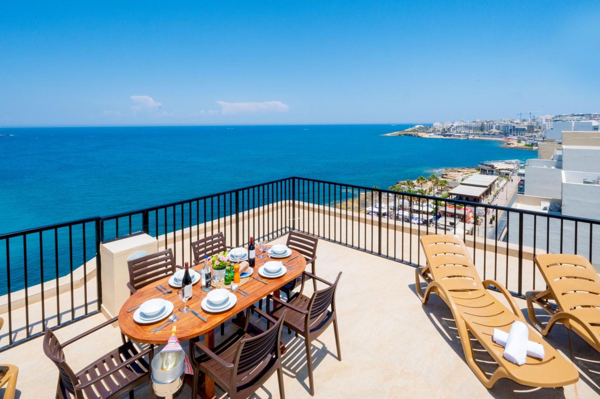 Islet Promenade Seafront Penthouse With Breathtaking Seaviews And Private Hot Tub On The Large Terrace By Getawaysmalta Apartment St. Paul's Bay Bagian luar foto