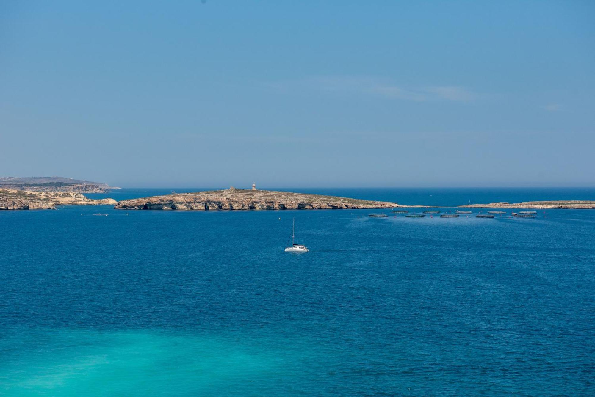 Islet Promenade Seafront Penthouse With Breathtaking Seaviews And Private Hot Tub On The Large Terrace By Getawaysmalta Apartment St. Paul's Bay Bagian luar foto
