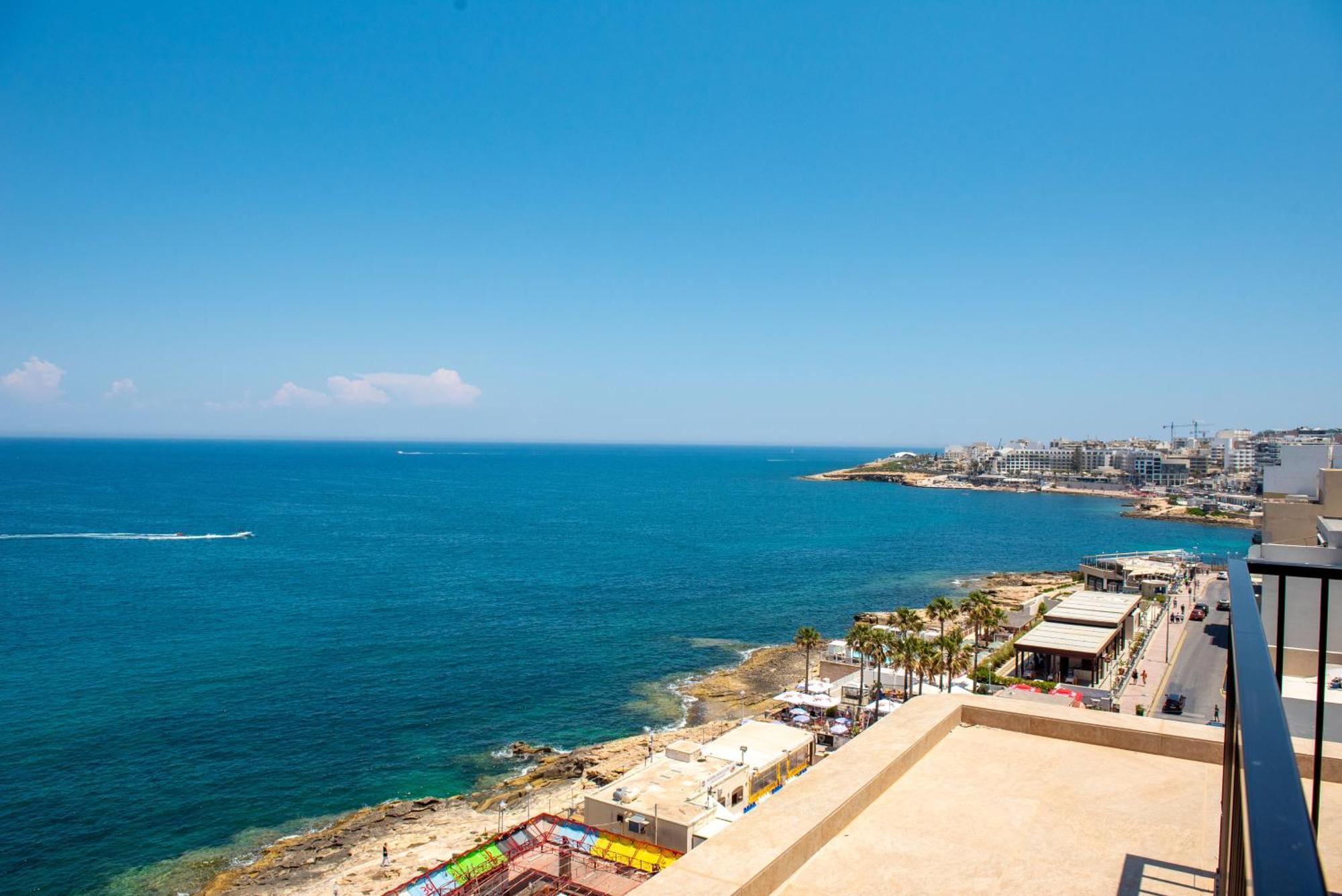 Islet Promenade Seafront Penthouse With Breathtaking Seaviews And Private Hot Tub On The Large Terrace By Getawaysmalta Apartment St. Paul's Bay Bagian luar foto