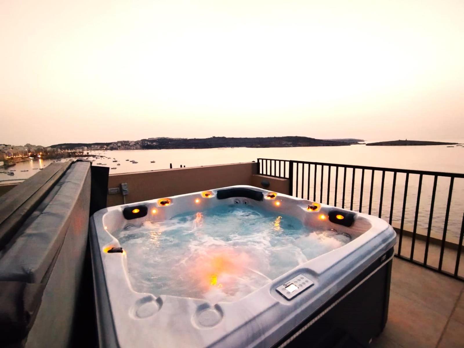 Islet Promenade Seafront Penthouse With Breathtaking Seaviews And Private Hot Tub On The Large Terrace By Getawaysmalta Apartment St. Paul's Bay Bagian luar foto
