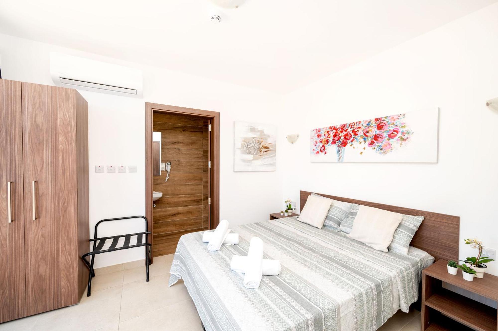 Islet Promenade Seafront Penthouse With Breathtaking Seaviews And Private Hot Tub On The Large Terrace By Getawaysmalta Apartment St. Paul's Bay Bagian luar foto