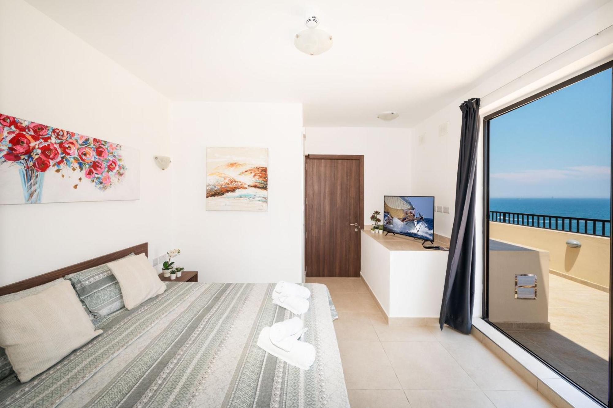 Islet Promenade Seafront Penthouse With Breathtaking Seaviews And Private Hot Tub On The Large Terrace By Getawaysmalta Apartment St. Paul's Bay Bagian luar foto